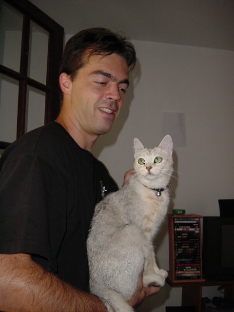 Stephane tenant Emu dans sa main, 1er sep. 2002
