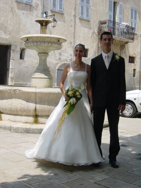 Alexandra et Nicolas devant la fontaine