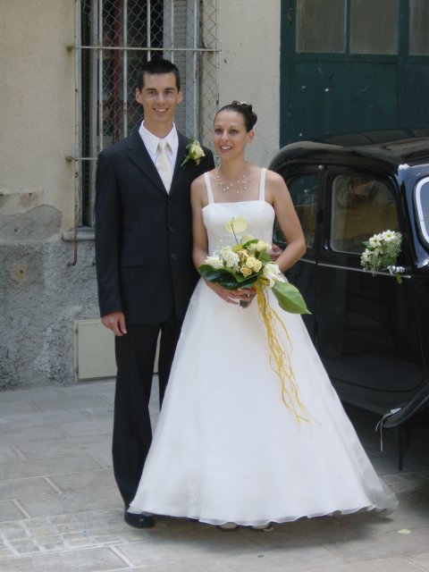 Nicolas et Alexandra posant a cote' de la traction