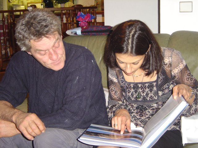 Georges et Alex devant un livre ouvert