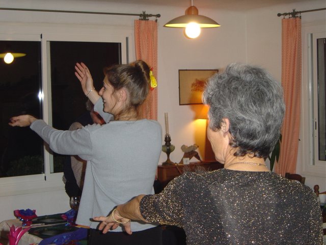 Coralie et Evelyne dansent la macarena