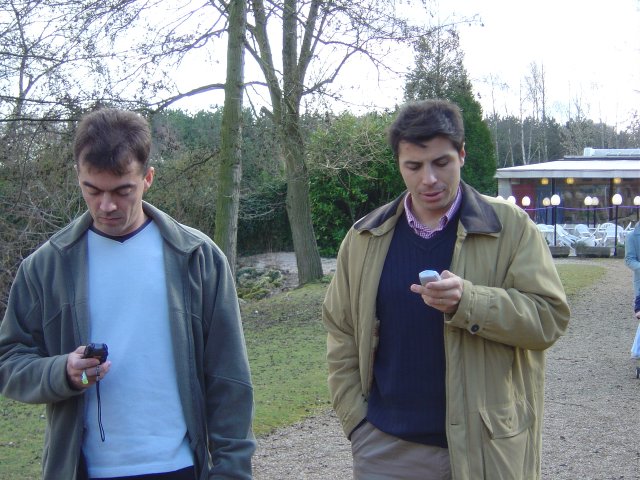 Stephane et Franck armes de leur telephone mobile
