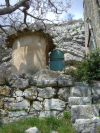 Escaliers de pierres, puits et ruine