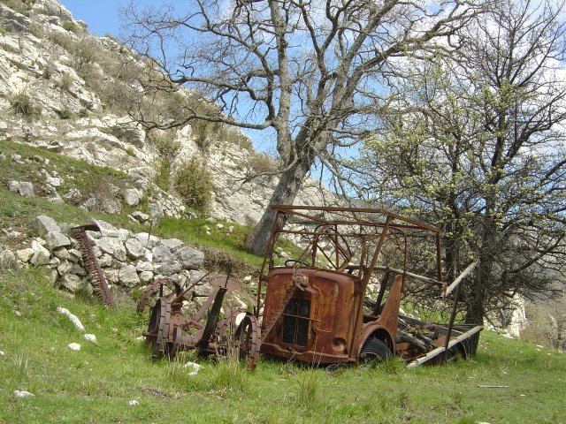 Epave rouillee d'un vieux camion