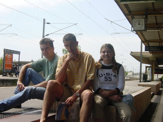 Steph, Jean-Damien, Carine at the train station