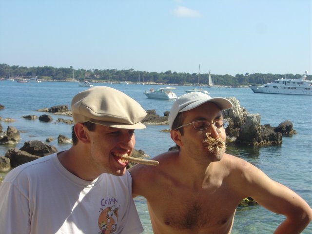 Max avec un cigare et Marc avec sa moustache broussailleuse