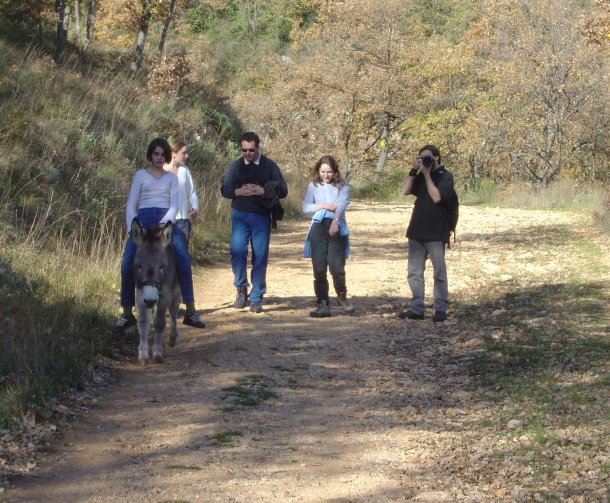 Alice riding Madelon, Laurie, Daniel, Carine and Yves taking a photograph