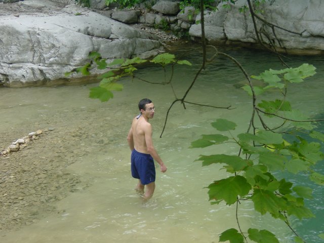 Marc hesitant dans l'eau jusqu'aux genoux