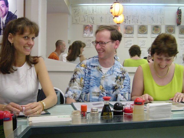 Caroline, Jose and Marie. In the mirror: Dean, Caroline's head, Marie's head, a bit a Amy visibly taking a picture