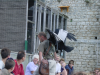Le dompteur ramene un vautour vers son enclos