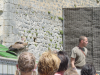 Vautour et dompteur derriere les spectateurs