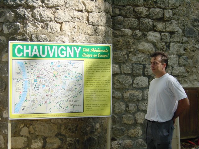 Stephane se tenant a cote du plan de Chauvigny