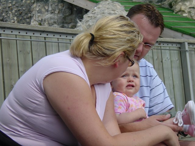 Parents regardant leur bebe apeure