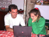 Stephane et Coralie devant un laptop