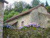 Vieux mur de pierre moussu, hortensia, maison