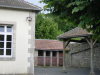 Ecole du Monteil au Vicomte: cloche, WC au fond, preau