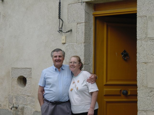 Andre et Laurence devant la maison