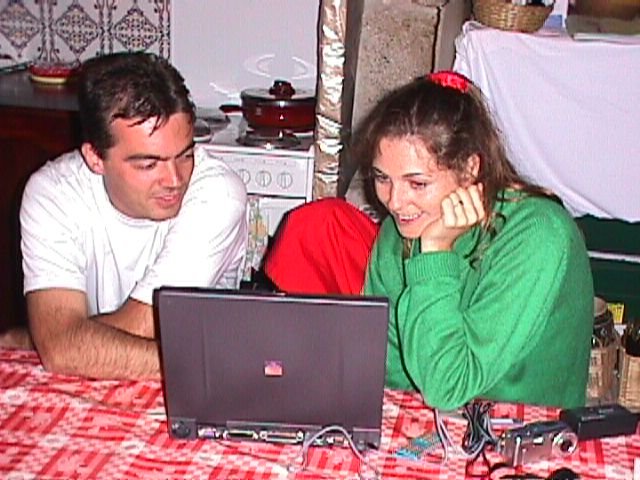 Stephane et Coralie devant un laptop