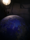 Dans la file d'attente de 'Image Studio': Globe eclaire par projecteur d'epoque'