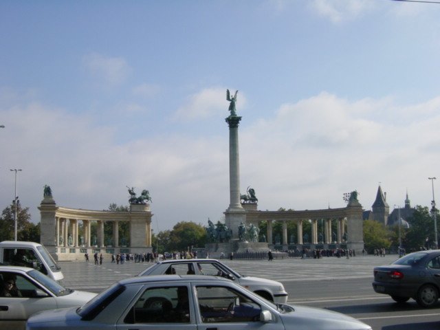 Hosok Tere (Heroes Place) in the sun