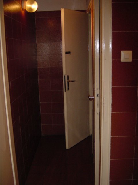 The bathroom: narrow passage to the stalls