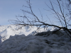 Monticule de neige et montagnes enneigees derriere