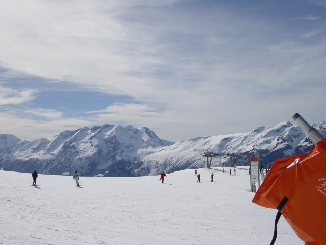 Canon a neige sur la droite, piste de ski, skieurs inconnus, neige