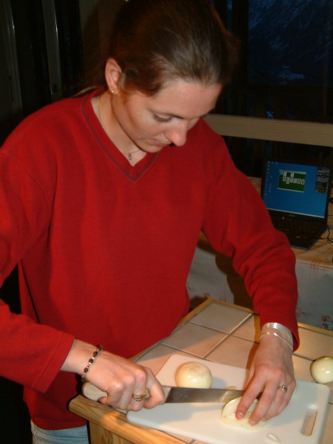 Coralie coupe les oignons