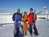 Bi, Sophie et Pticul tenant leurs skis en haut d'une piste