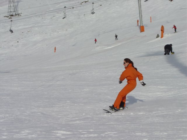 Sophie negocie un virage a surf