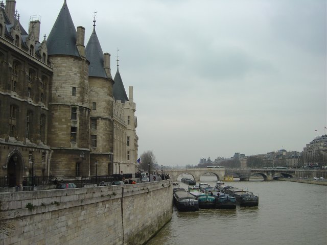 La Conciergerie, la Seine, boats