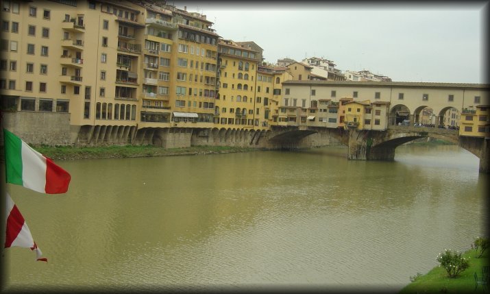 Italian flag, l'Arno, il Ponte Vecchio, Firenze