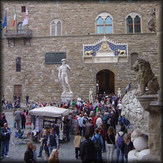 Crowd and merchant in front of il Palazzo Vecchio, Firenze