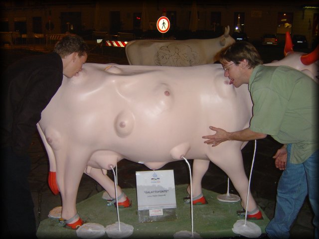ericP and Mason honouring the milk cow "Galattofonte", Firenze