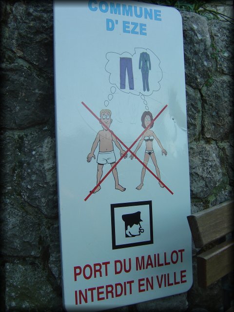 Commune d'Eze, Port du maillot interdit en ville (trousers ok, swimsuit not ok)