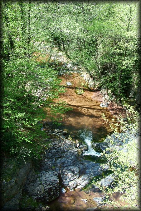 Red sand from the mountains at the bottom of the Roudoule river