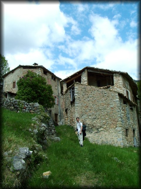 Guillaume in front of the houses of Amarines