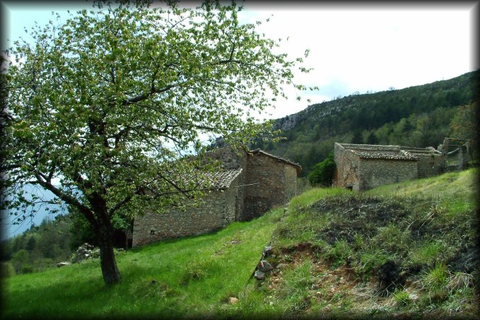 This is the farthest house of Amarines. It's also the closest to the dirt road.