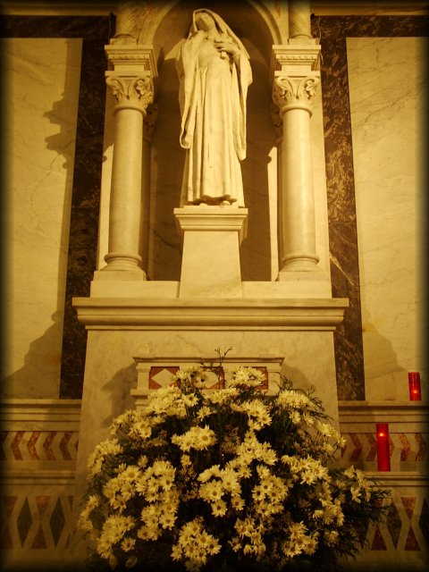 The inside of Iglesia de San Manuel Y San Benito. 