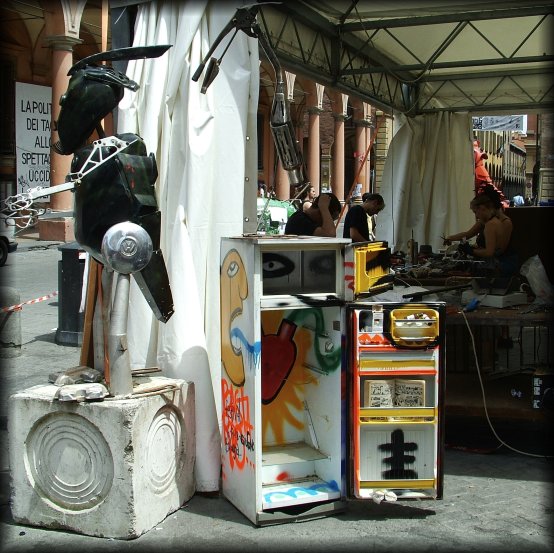 Under a pretty large tent, some keen people had set up their workshop and they assembled, welded, screwed and glued all sorts of objects, in all sizes. 