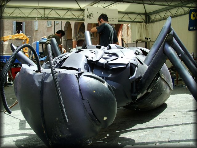 I can't decide whether this is an ant or a wing-less bee. It was huge, that's for sure. Under a pretty large tent, some keen people had set up their workshop and they assembled, welded, screwed and glued all sorts of objects, in all sizes. 