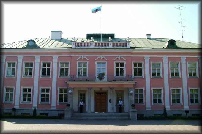 In the 1930s, Kadriorg Palace became a residence for the head of state. On the same level as the palace, across the back flower garden, lies the president\325s office building, built a few years before World War II, which today serves as the residence of the President of the Republic of Estonia.