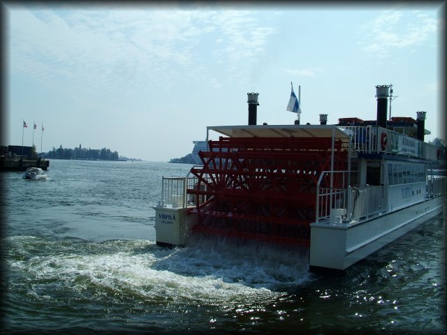 Paddle-wheel boat leaving the harbour