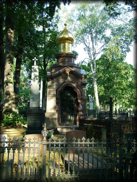 Golden tomb in the Helsinki cemetery