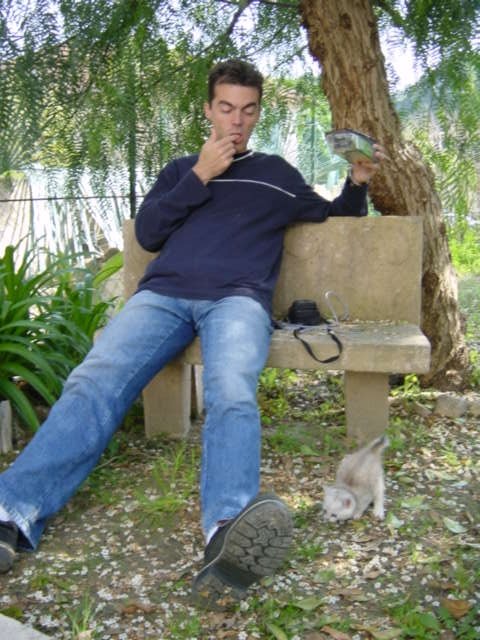 Emu interested in Stephane's foot