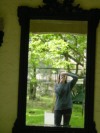 moi dans le miroir du palier de portes
