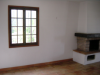 Le salon: fenetre et cheminee