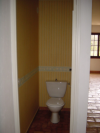 Depuis l'entree: les toilettes et a glimpse du salon a droite