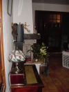 Vue depuis le coin du salon: secretaire antique, cheminee, grande fenetre du salon