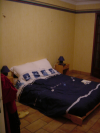 Chambre: lit et tables de nuit